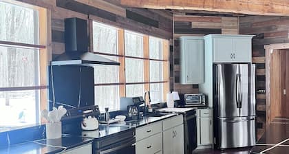 3 Miles to Hidden Valley! Secluded 3BR + loft w/ WiFi, Hot Tub & Swimming Pool.