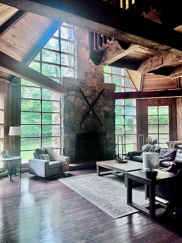 3 Miles to Hidden Valley! Secluded 3BR + loft w/ WiFi, Hot Tub & Swimming Pool.