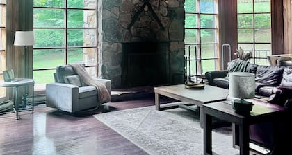 3 Miles to Hidden Valley! Secluded 3BR + loft w/ WiFi, Hot Tub & Swimming Pool.