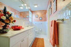 Ducha, bañera de hidromasaje, secador de pelo y bidé