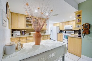 冷蔵庫、電子レンジ、オーブン、コンロ