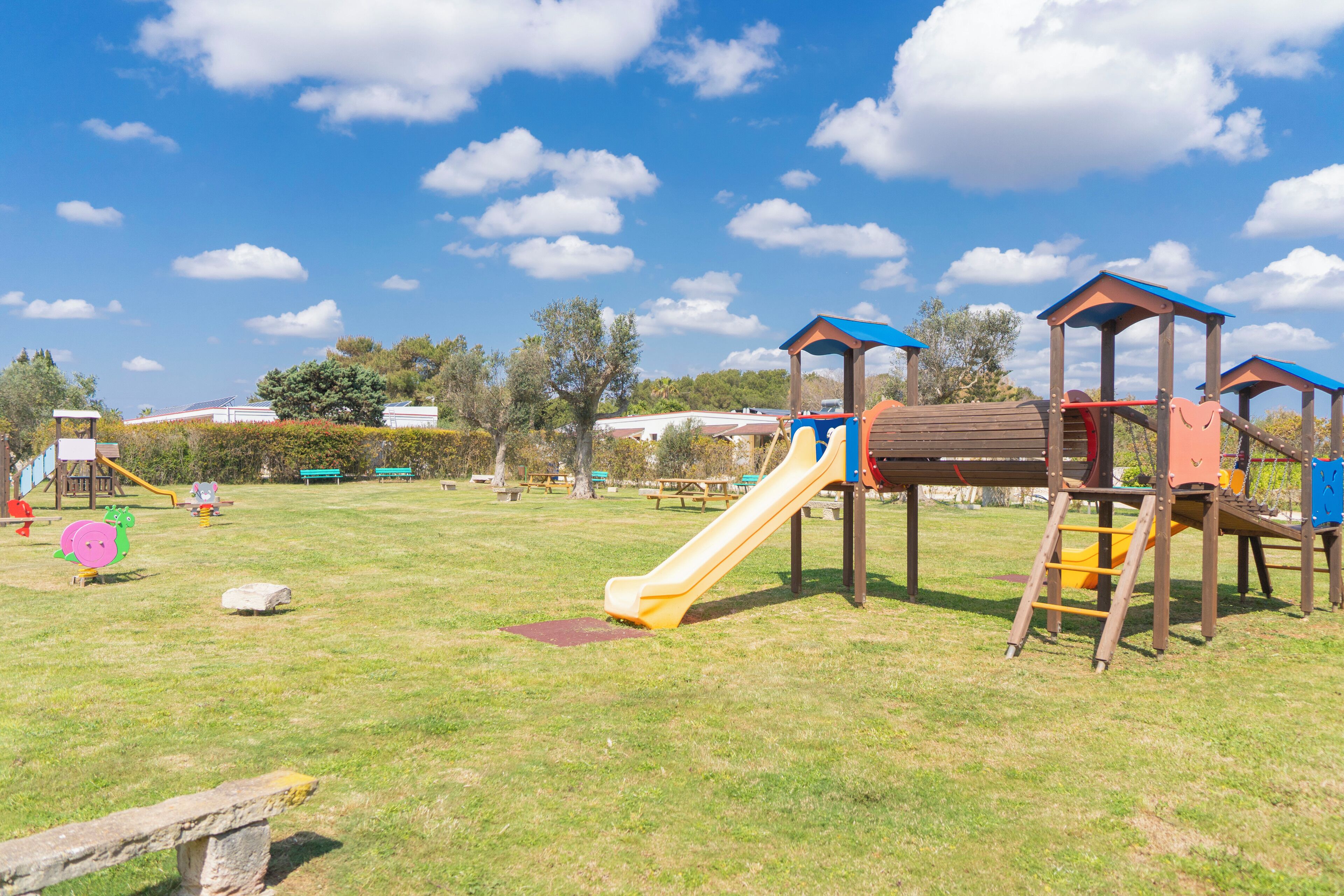 Un parque infantil con toboganes y estructuras para escalar.