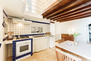 Fridge, oven, stovetop, cookware/dishes/utensils