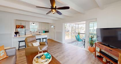 Oceanview 3-bdrm home steps from beach! Heated pool & hot tub. Sleeps 6.