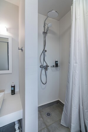 Dusche, Haartrockner, Handtücher
