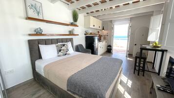 Deluxe Studio Suite, Ocean View (266 Norzagaray Apt 4) | Individually decorated, individually furnished, free WiFi, bed sheets