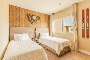 4 bedrooms, iron/ironing board, WiFi, bed sheets