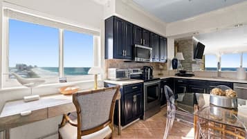 Een koelkast, een magnetron, een oven, een kookplaat