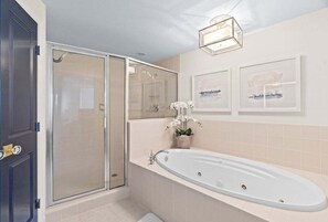 Douche, baignoire à jets, sèche-cheveux, serviettes fournies