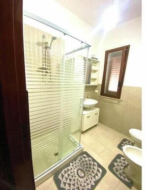 Serviettes fournies, savon, papier toilette