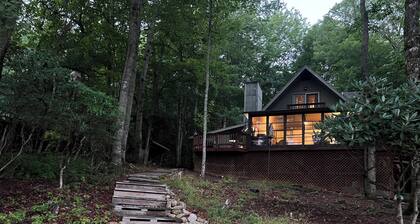 Lakeside Hideaway- 3BR/4BA + Basement Gameroom in Connestee Falls Golf Community