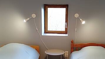 2 soverom, strykejern/-brett, reiseseng for barn og sengetøy