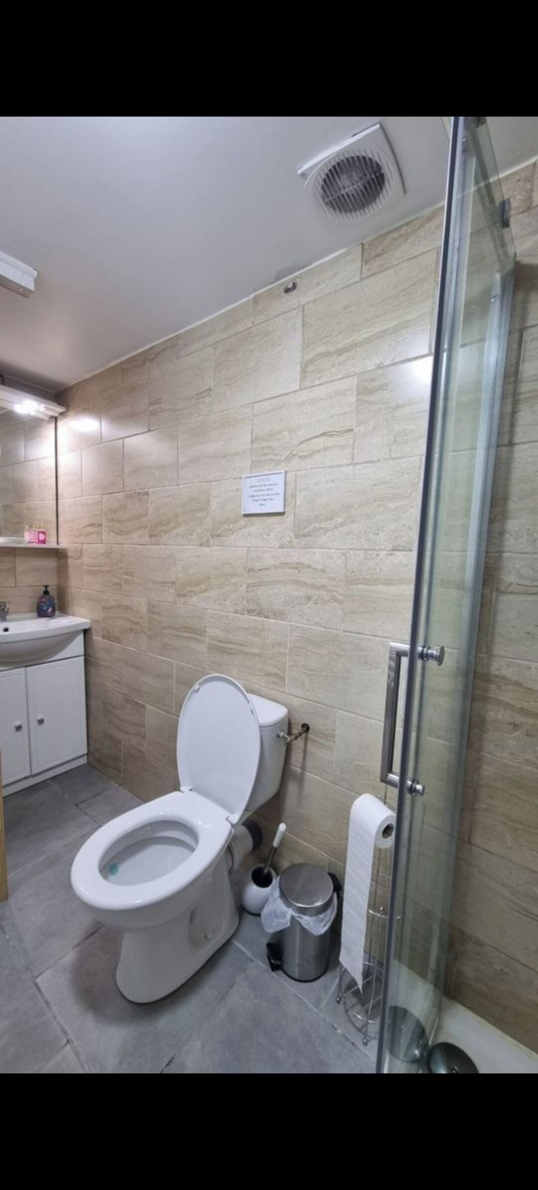 Ducha, secador de pelo, jabón y papel higiénico