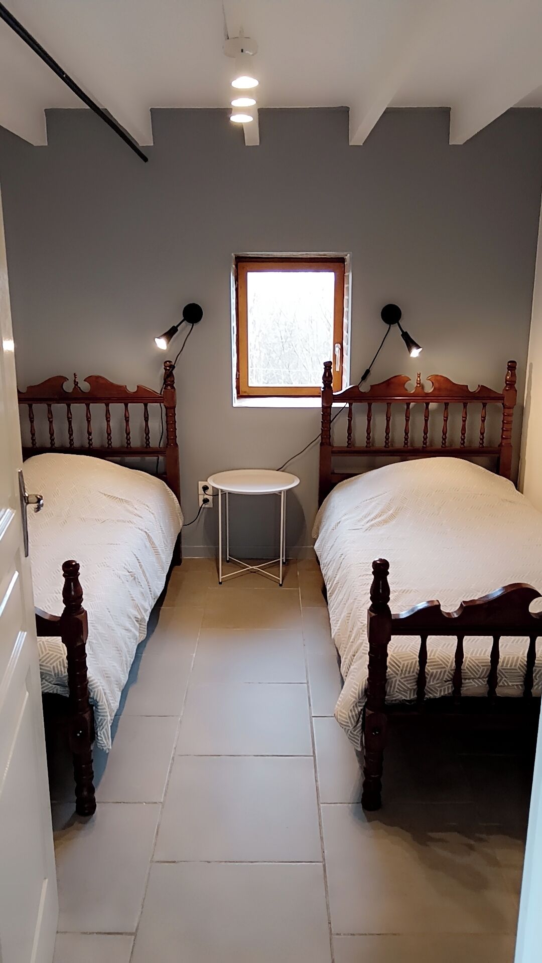 2 slaapkamers, een strijkplank/strijkijzer, reisbedje, beddengoed