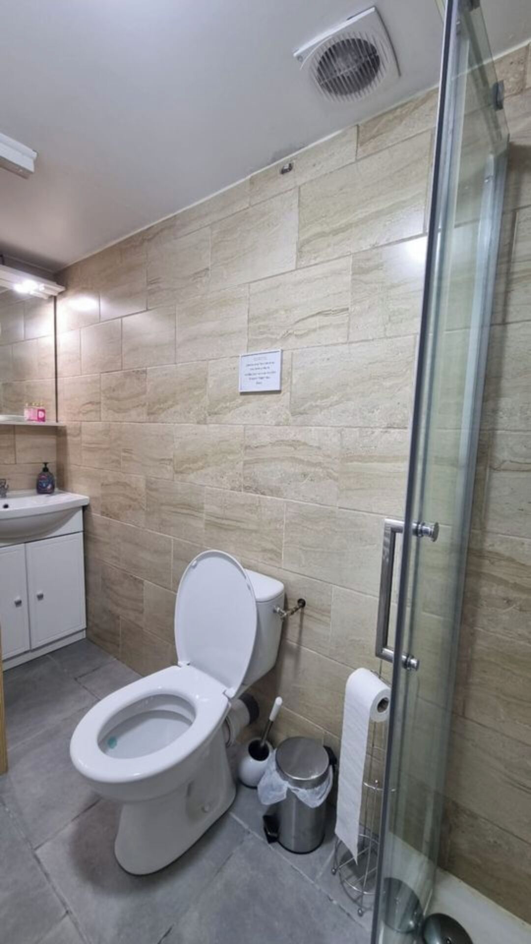 Een douche, een haardroger, zeep, toiletpapier