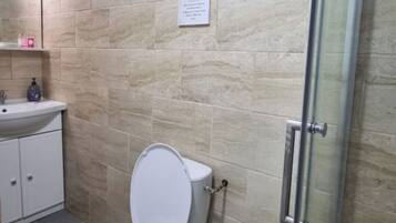 Een douche, een haardroger, zeep, toiletpapier