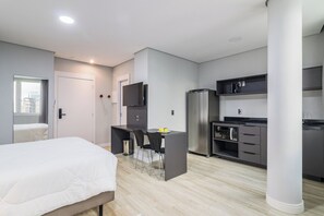 Apartemen Deluks | Dapur pribadi | Microwave dan peralatan masak/sendok-piring