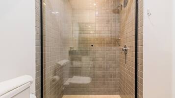 Apartamento Deluxe | Baño | Ducha y toallas