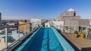 A rooftop pool with a clear view of the cityscape. - Town.Co Housi by My Way (Porto Alegre)