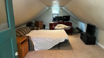 2 bedrooms, desk, iron/ironing board, bed sheets