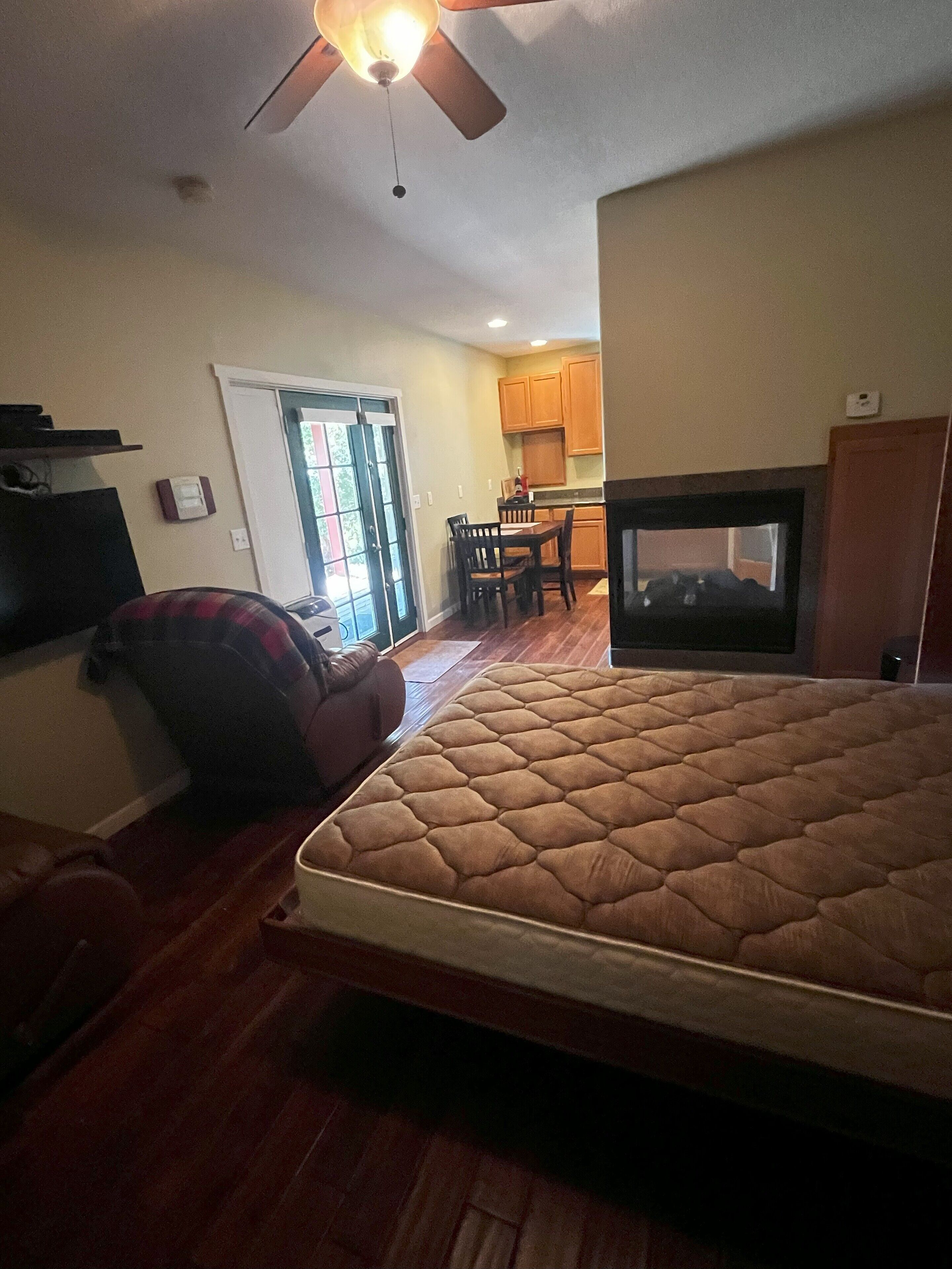 2 Schlafzimmer, Schreibtisch, Bügeleisen/Bügelbrett, Bettwäsche