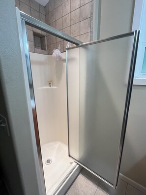 Douche, sèche-cheveux, serviettes fournies, savon