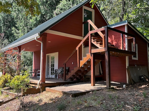 Cozy 2-bedroom cottage in Washougal with AC