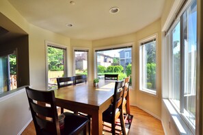 Dining - Wonderful 4-bdrm, 2.5 bath home in Renton,15 min to Seattle,2 min to Coulon Park (Renton)