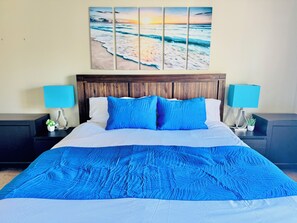 A bed with a blue quilt, two blue pillows, and a wooden headboard. - Wonderful 4-bdrm, 2.5 bath home in Renton,15 min to Seattle,2 min to Coulon Park (Renton)