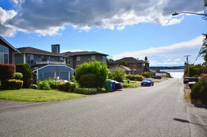 Exterior - Wonderful 4-bdrm, 2.5 bath home in Renton,15 min to Seattle,2 min to Coulon Park (Renton)