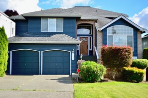 Exterior - Wonderful 4-bdrm, 2.5 bath home in Renton,15 min to Seattle,2 min to Coulon Park (Renton)