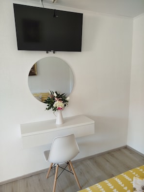 2 bedrooms, in-room safe, iron/ironing board, free WiFi
