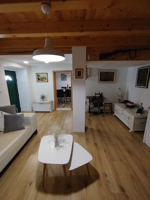 Familjehus - 2 sovrum - privat pool - innergård | Vardagsrum
