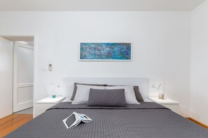 3 habitaciones, tabla de planchar con plancha, wifi y ropa de cama 