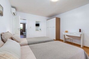 3 quartos, ferros/tábuas de passar roupa, Wi-Fi, roupa de cama