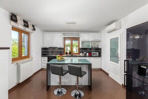 Een koelkast, een microgolfoven, een oven, een vaatwasser