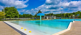 3BR Cozy Cottage, AC, BBQ, Fast Wi-Fi, Fireplace, Firepit, Walk to Beach