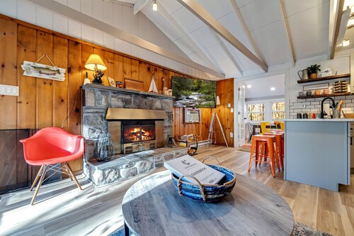 3BR Cozy Cottage, AC, BBQ, Fast Wi-Fi, Fireplace, Firepit, Walk to Beach