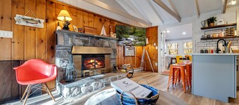 3BR Cozy Cottage, AC, BBQ, Fast Wi-Fi, Fireplace, Firepit, Walk to Beach