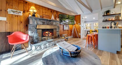 3BR Cozy Cottage, AC, BBQ, Fast Wi-Fi, Fireplace, Firepit, Walk to Beach