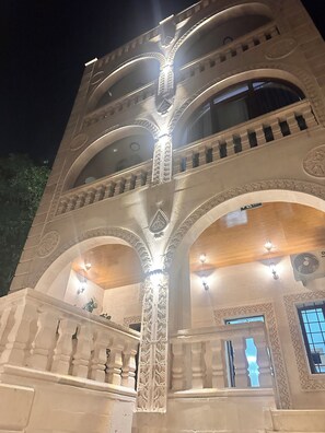 المنشأة من الخارج