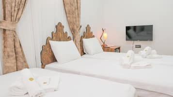 Habitación cuádruple clásica | Tabla de planchar con plancha, wifi gratis, ropa de cama