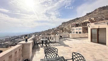 Chambre Deluxe, vue ville | Terrasse/Patio