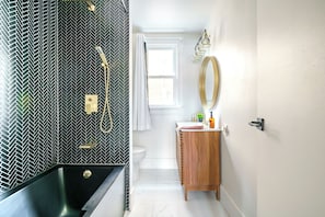 Casa de lujo | Baño | Bañera y ducha independientes, secador de pelo, toallas y jabón
