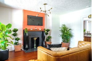 Maison Luxe | Coin séjour | TV connectée de 32 pouces avec chaînes numériques, Netflix, Hulu