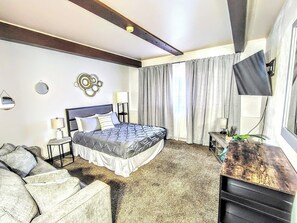 Premier Studio | Premium bedding, down comforters, memory foam beds, WiFi (free)