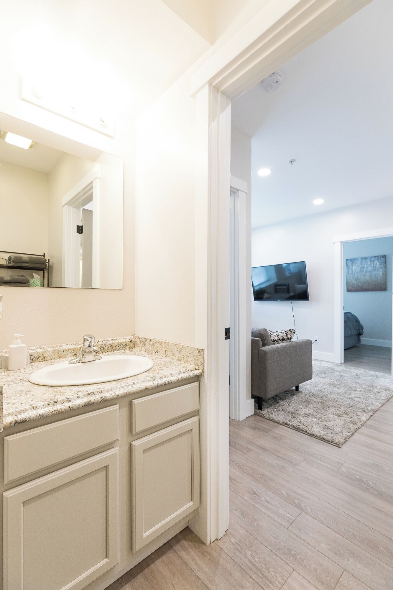 Traditionell lägenhet | Badrum | Badkar/dusch, hårtork, handdukar och tvål