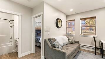 Apartamento tradicional | Área de estar | Smart TV 55 polegadas com canais digitais, Netflix, Hulu