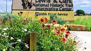 Señal del Centro Interpretativo del Sendero Histórico Nacional Lewis & Clark, con el logotipo del Servicio Forestal de los Estados Unidos.