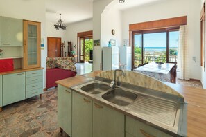 Familienapartment, 3 Schlafzimmer, Strandblick, Strandnähe | Eigene Küche | Großer Kühlschrank, Ofen, Herdplatte, Kochgeschirr/Geschirr/Besteck